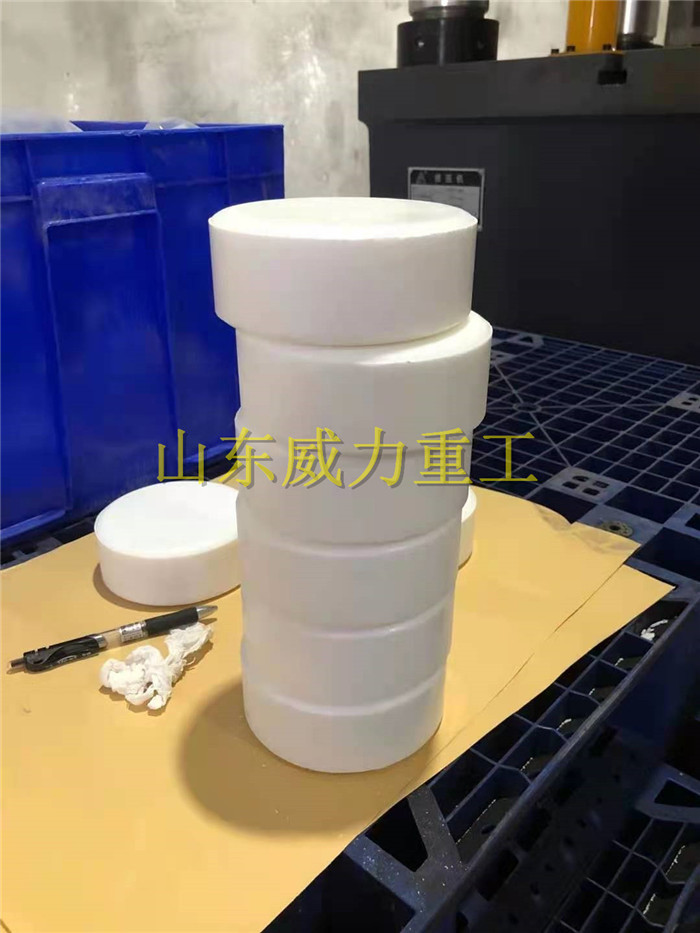 四柱液压机压制成型陶瓷粉末
