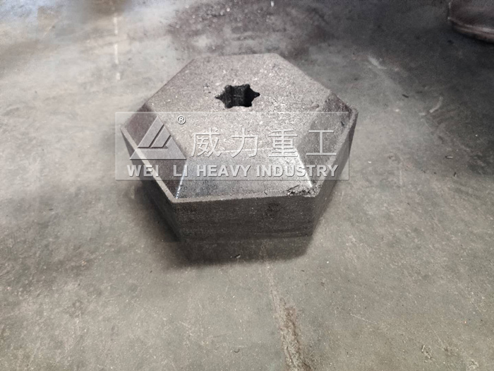 四柱液压机压制铁粉哑铃